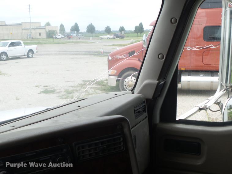 image for item DF1253 2006 International 9400i semi truck