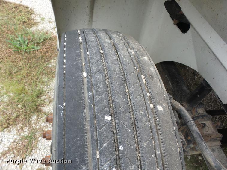 image for item DF1253 2006 International 9400i semi truck