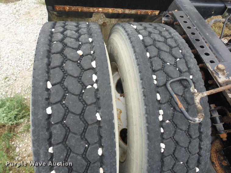 image for item DF1253 2006 International 9400i semi truck