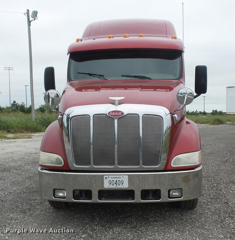 image for item DF1254 2010 Peterbilt 387 semi truck