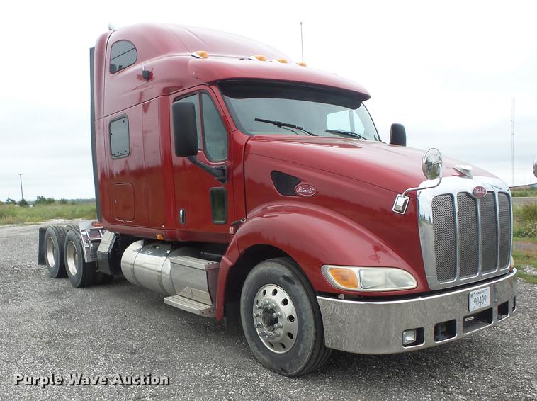 image for item DF1254 2010 Peterbilt 387 semi truck