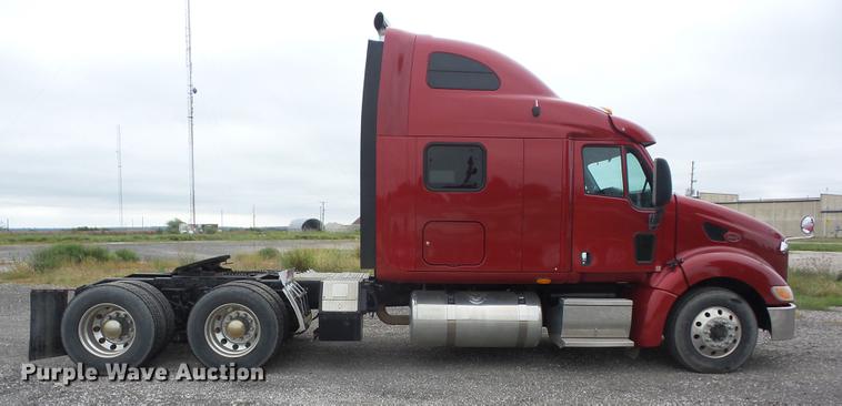 image for item DF1254 2010 Peterbilt 387 semi truck