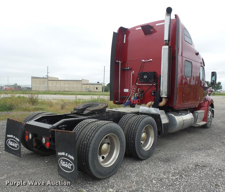 image for item DF1254 2010 Peterbilt 387 semi truck