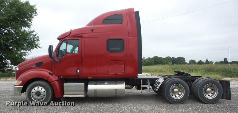 image for item DF1254 2010 Peterbilt 387 semi truck