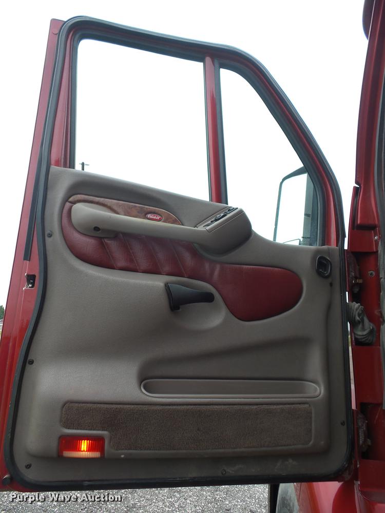 image for item DF1254 2010 Peterbilt 387 semi truck