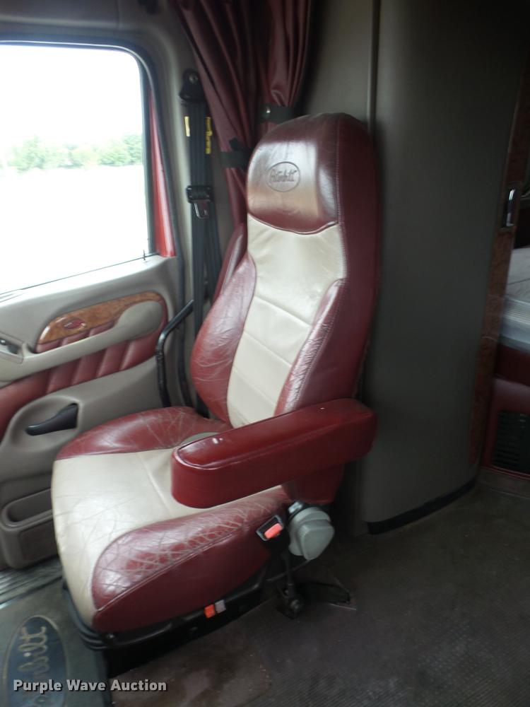 image for item DF1254 2010 Peterbilt 387 semi truck