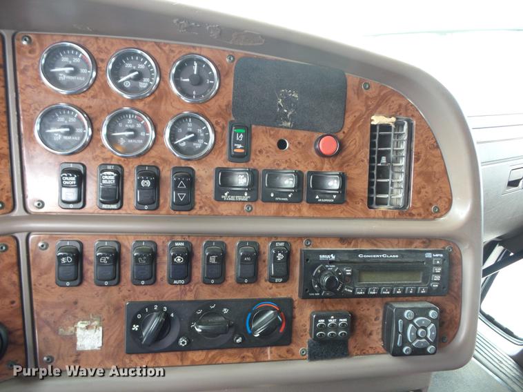 image for item DF1254 2010 Peterbilt 387 semi truck