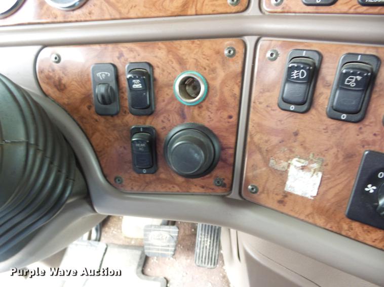 image for item DF1254 2010 Peterbilt 387 semi truck