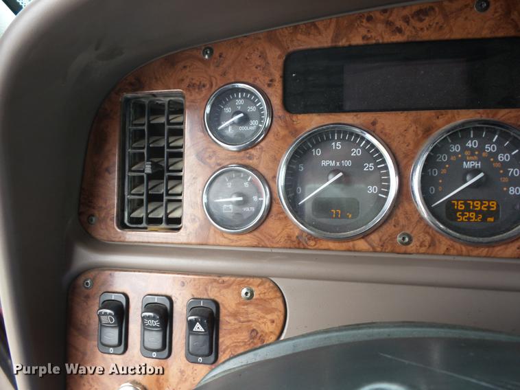 image for item DF1254 2010 Peterbilt 387 semi truck