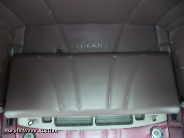 image for item DF1254 2010 Peterbilt 387 semi truck