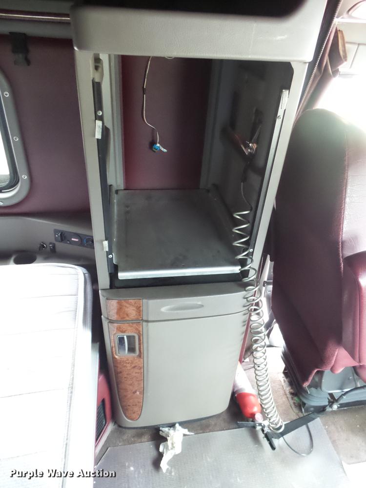 image for item DF1254 2010 Peterbilt 387 semi truck