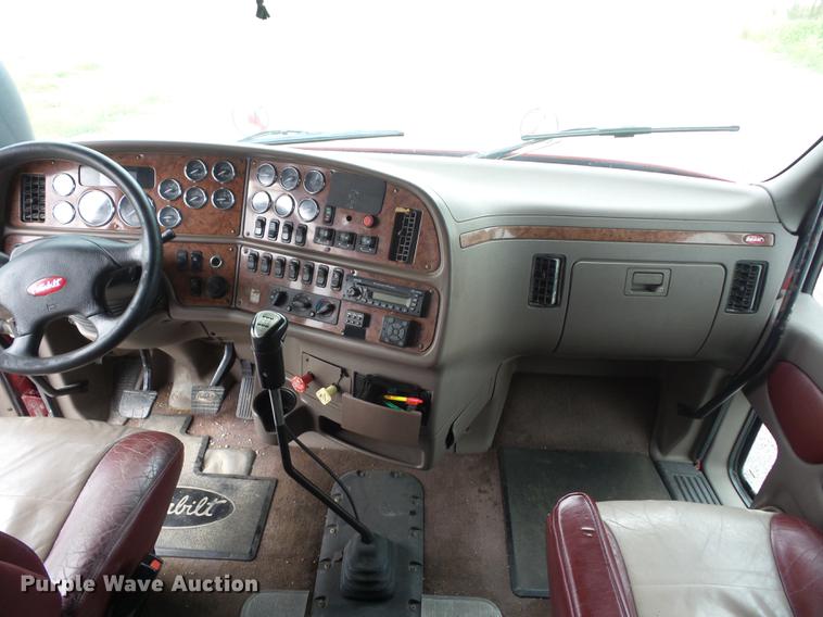 image for item DF1254 2010 Peterbilt 387 semi truck