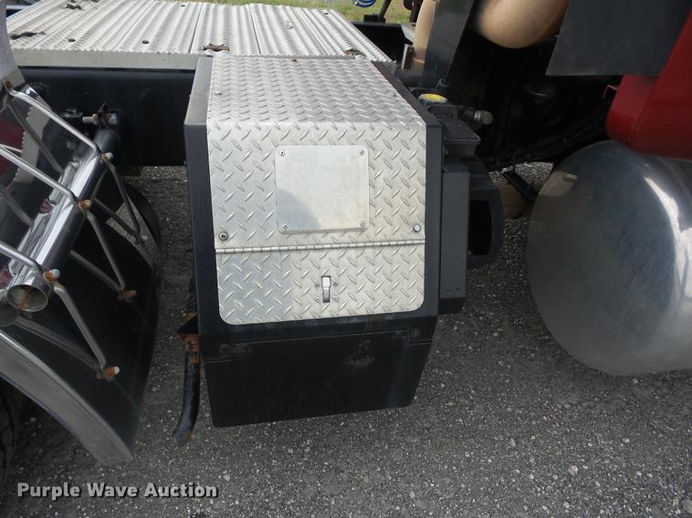 image for item DF1254 2010 Peterbilt 387 semi truck