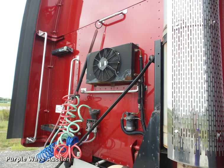 image for item DF1254 2010 Peterbilt 387 semi truck