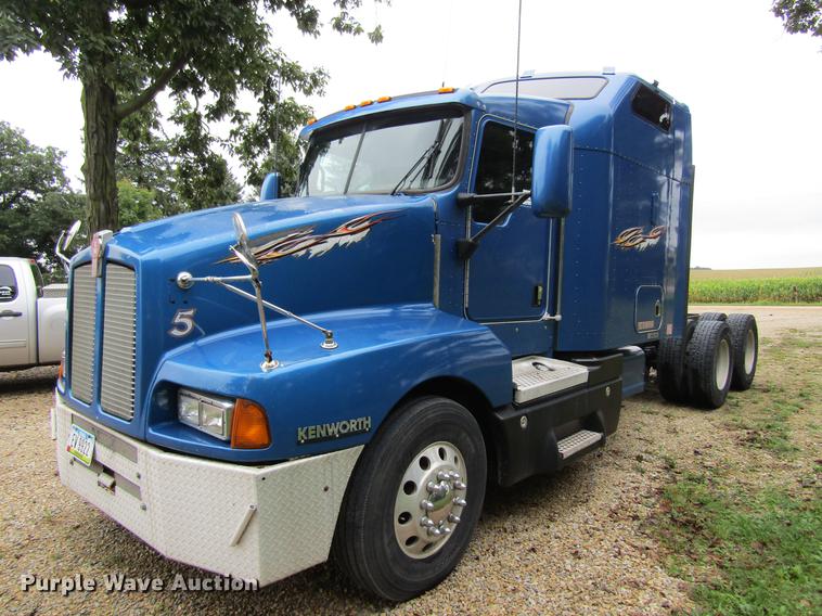 image for item DF3861 2007 Kenworth T600 semi truck