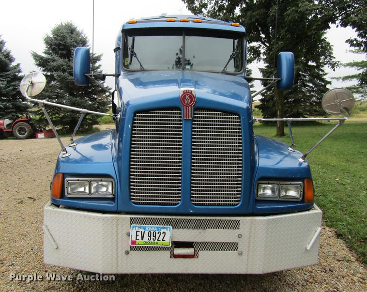 image for item DF3861 2007 Kenworth T600 semi truck