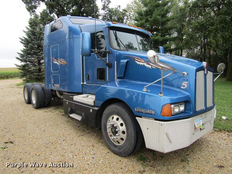 image for item DF3861 2007 Kenworth T600 semi truck