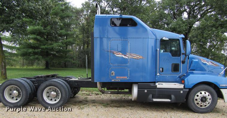 image for item DF3861 2007 Kenworth T600 semi truck