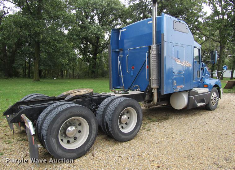 image for item DF3861 2007 Kenworth T600 semi truck