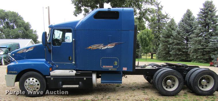 image for item DF3861 2007 Kenworth T600 semi truck