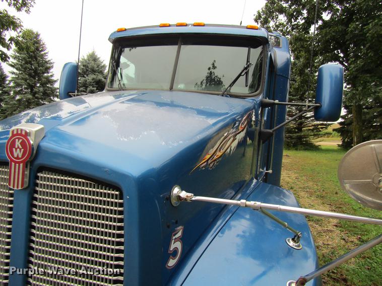 image for item DF3861 2007 Kenworth T600 semi truck