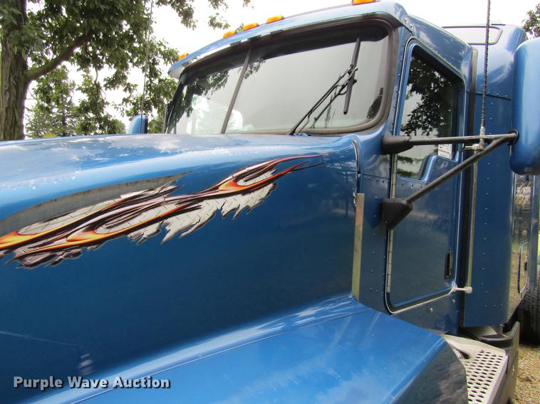 image for item DF3861 2007 Kenworth T600 semi truck