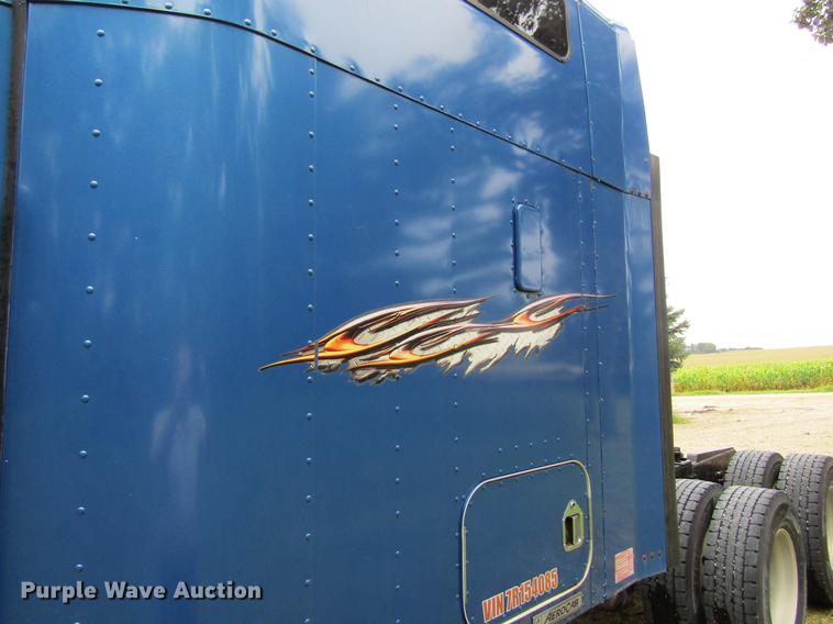 image for item DF3861 2007 Kenworth T600 semi truck