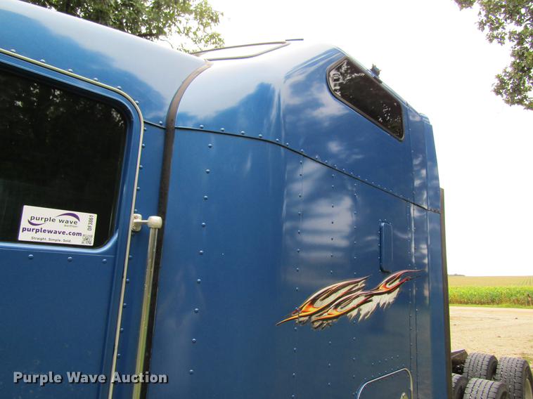 image for item DF3861 2007 Kenworth T600 semi truck