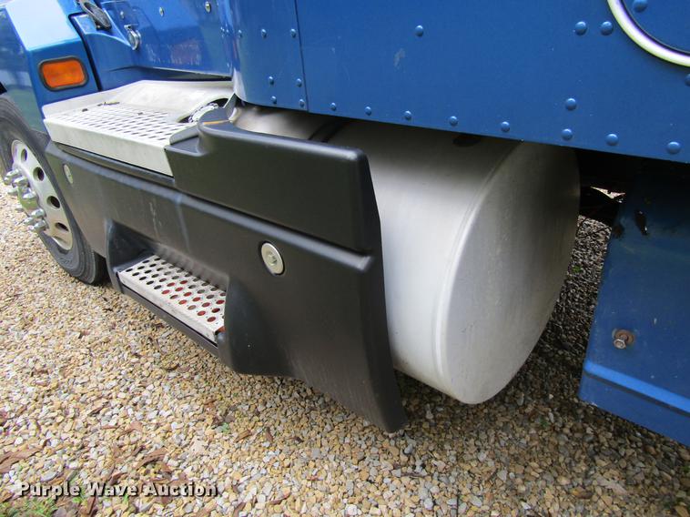 image for item DF3861 2007 Kenworth T600 semi truck