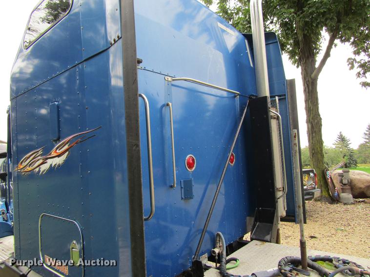 image for item DF3861 2007 Kenworth T600 semi truck