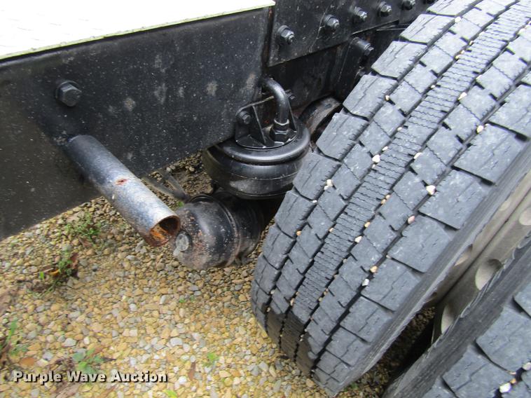 image for item DF3861 2007 Kenworth T600 semi truck