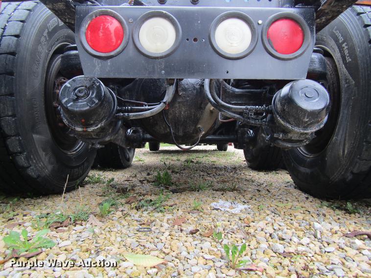 image for item DF3861 2007 Kenworth T600 semi truck