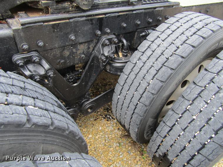 image for item DF3861 2007 Kenworth T600 semi truck