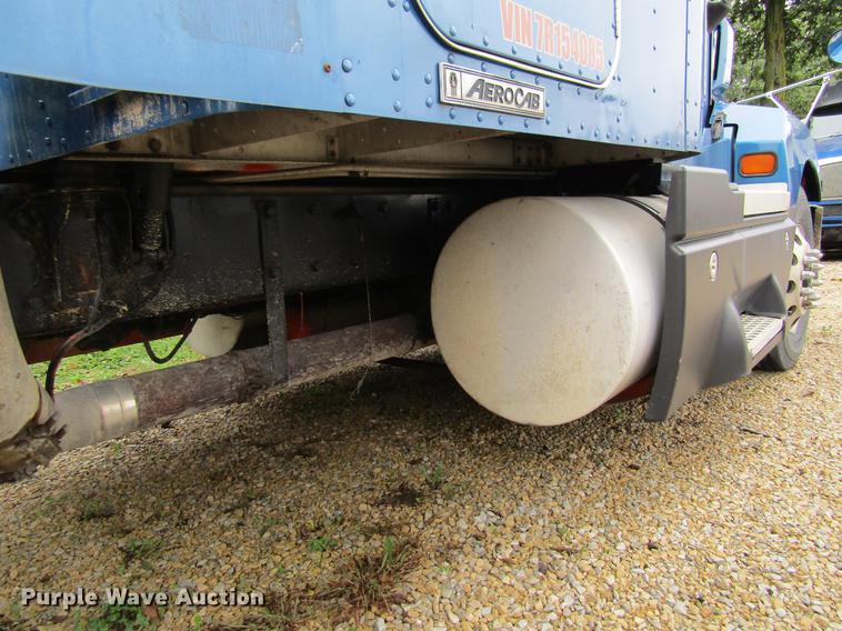 image for item DF3861 2007 Kenworth T600 semi truck