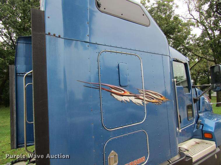 image for item DF3861 2007 Kenworth T600 semi truck