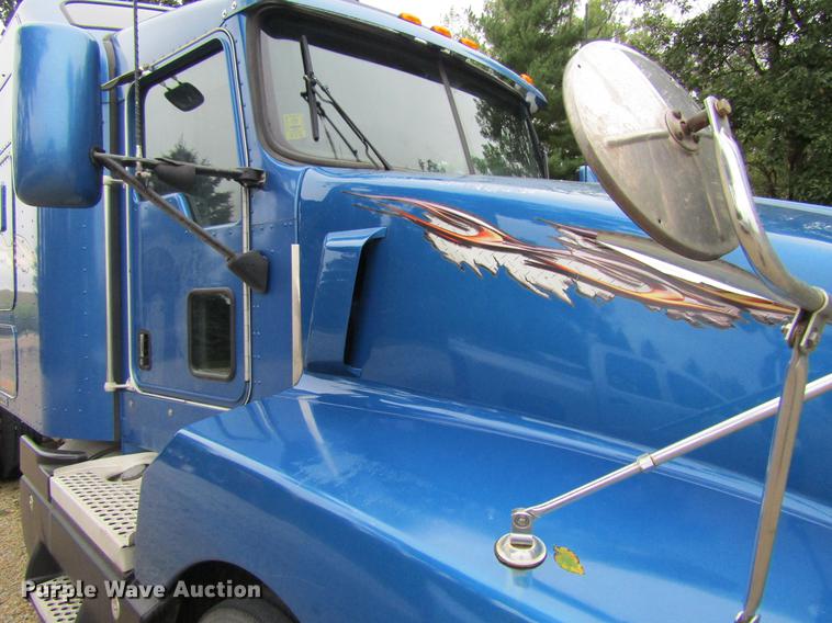 image for item DF3861 2007 Kenworth T600 semi truck