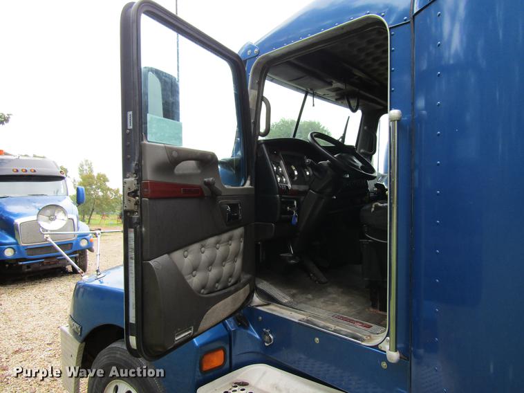 image for item DF3861 2007 Kenworth T600 semi truck