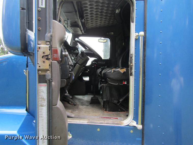 image for item DF3861 2007 Kenworth T600 semi truck