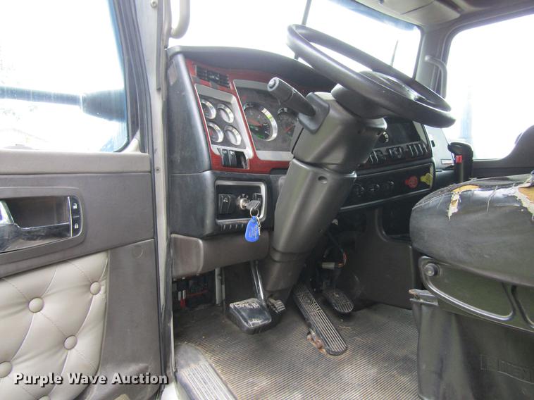 image for item DF3861 2007 Kenworth T600 semi truck