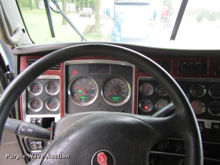 image for item DF3861 2007 Kenworth T600 semi truck