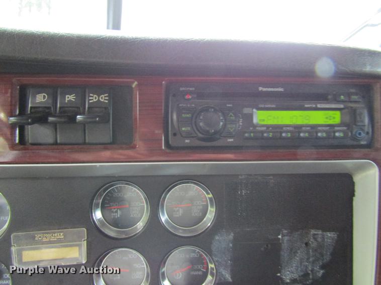 image for item DF3861 2007 Kenworth T600 semi truck