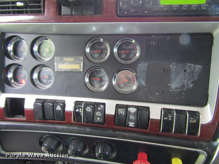 image for item DF3861 2007 Kenworth T600 semi truck
