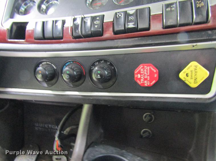 image for item DF3861 2007 Kenworth T600 semi truck