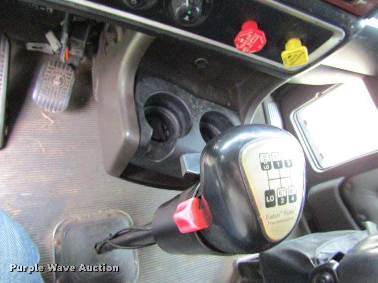 image for item DF3861 2007 Kenworth T600 semi truck