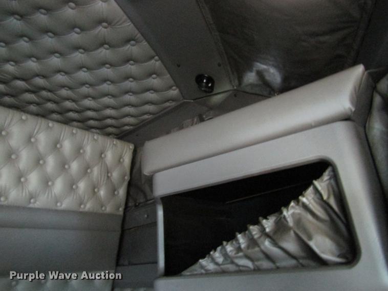 image for item DF3861 2007 Kenworth T600 semi truck