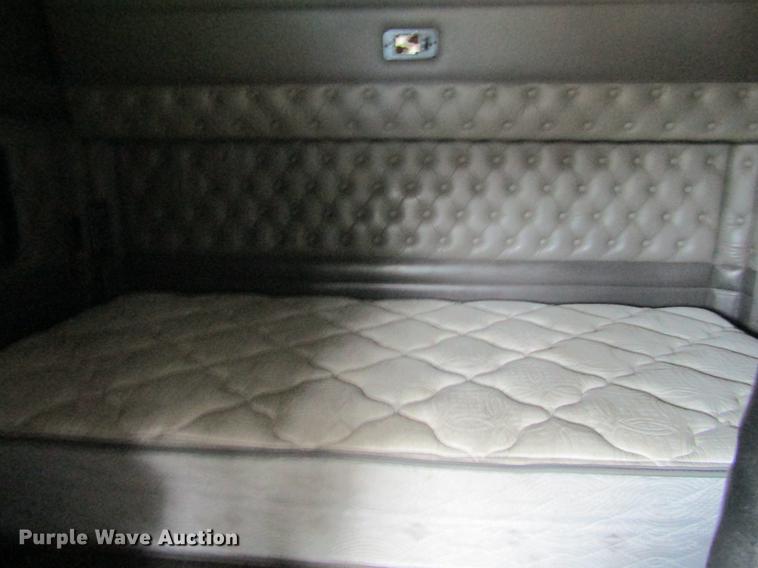 image for item DF3861 2007 Kenworth T600 semi truck