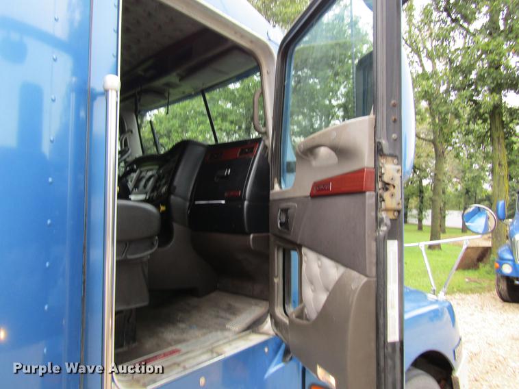 image for item DF3861 2007 Kenworth T600 semi truck