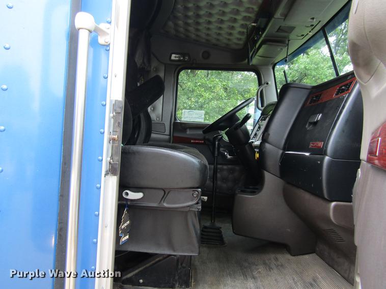 image for item DF3861 2007 Kenworth T600 semi truck