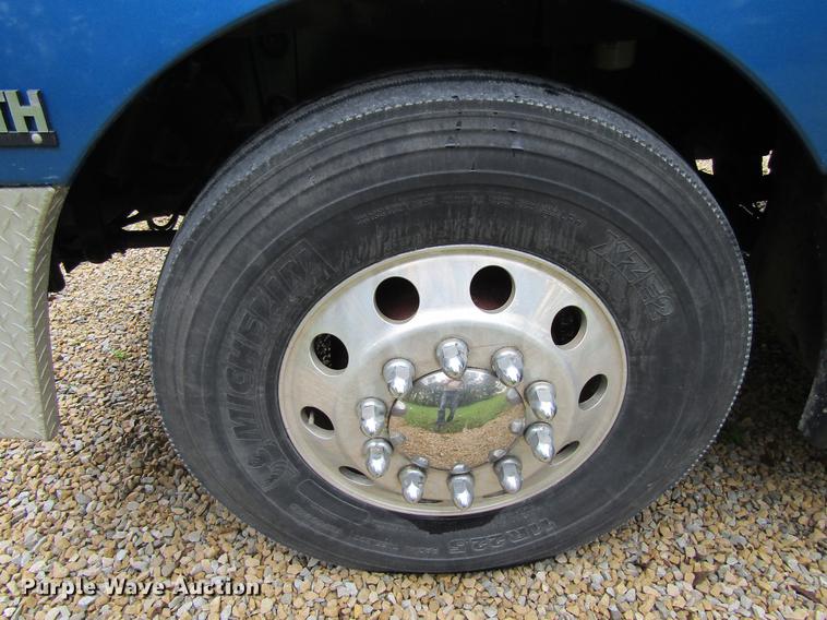 image for item DF3861 2007 Kenworth T600 semi truck