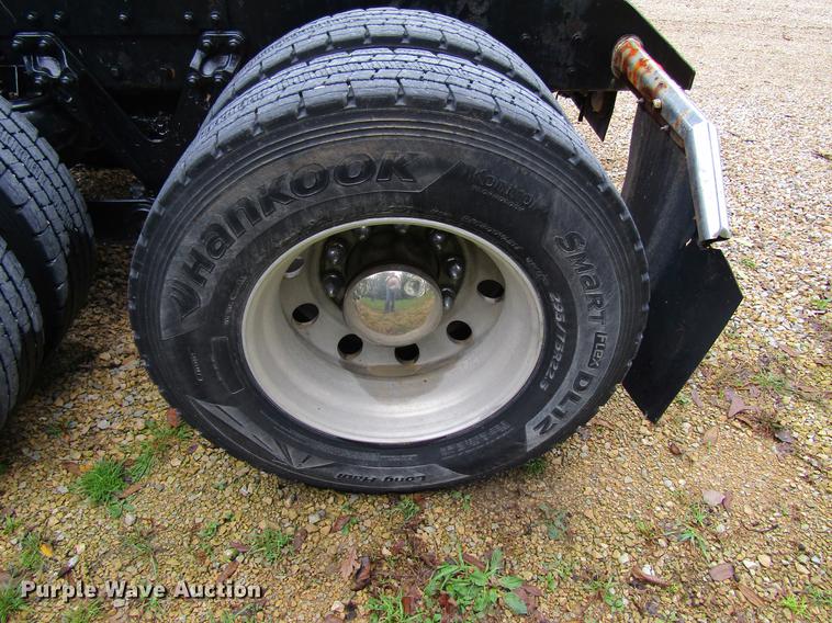 image for item DF3861 2007 Kenworth T600 semi truck